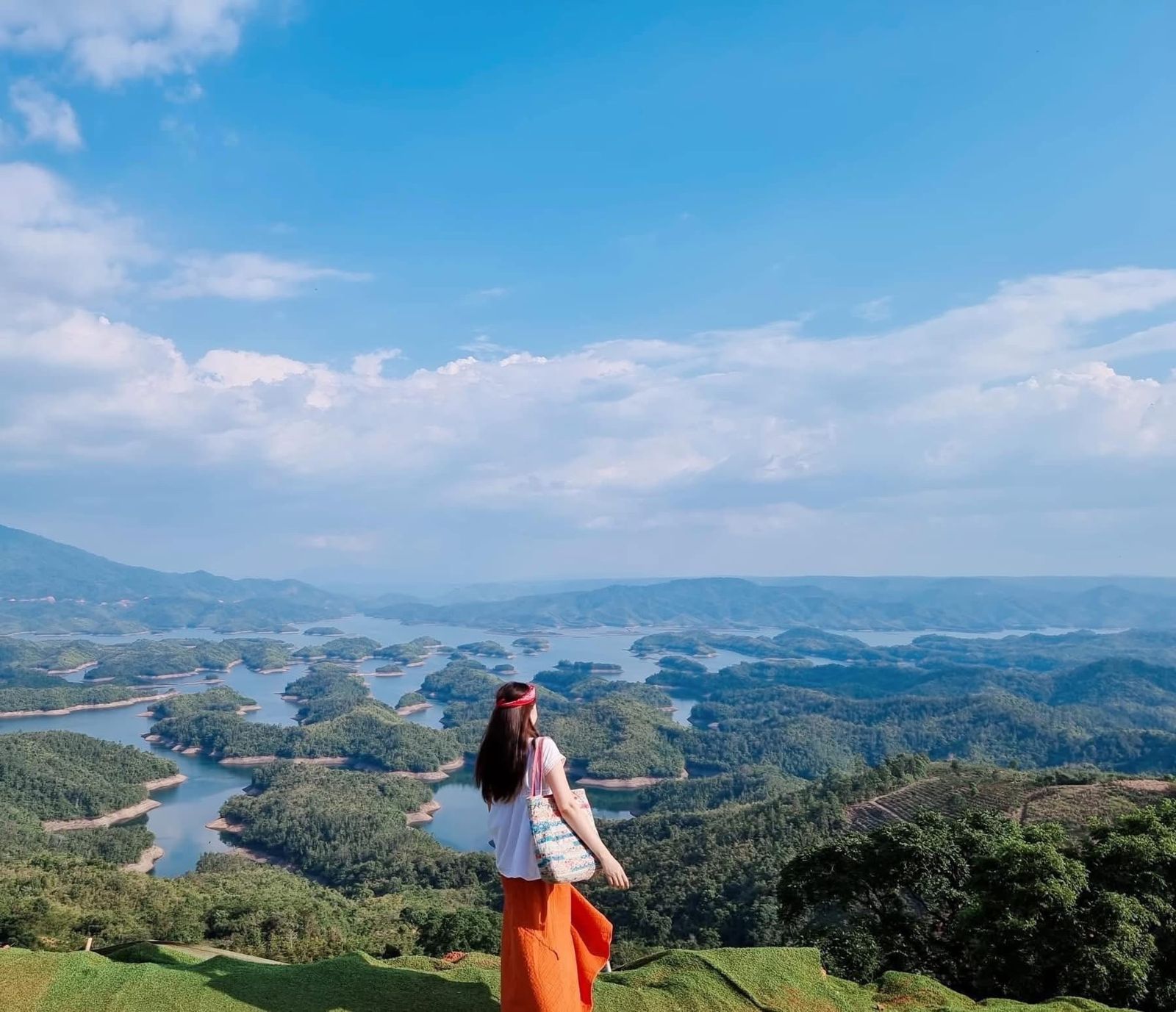 Đảo nhỏ và mặt nước hồ Tà Đùng