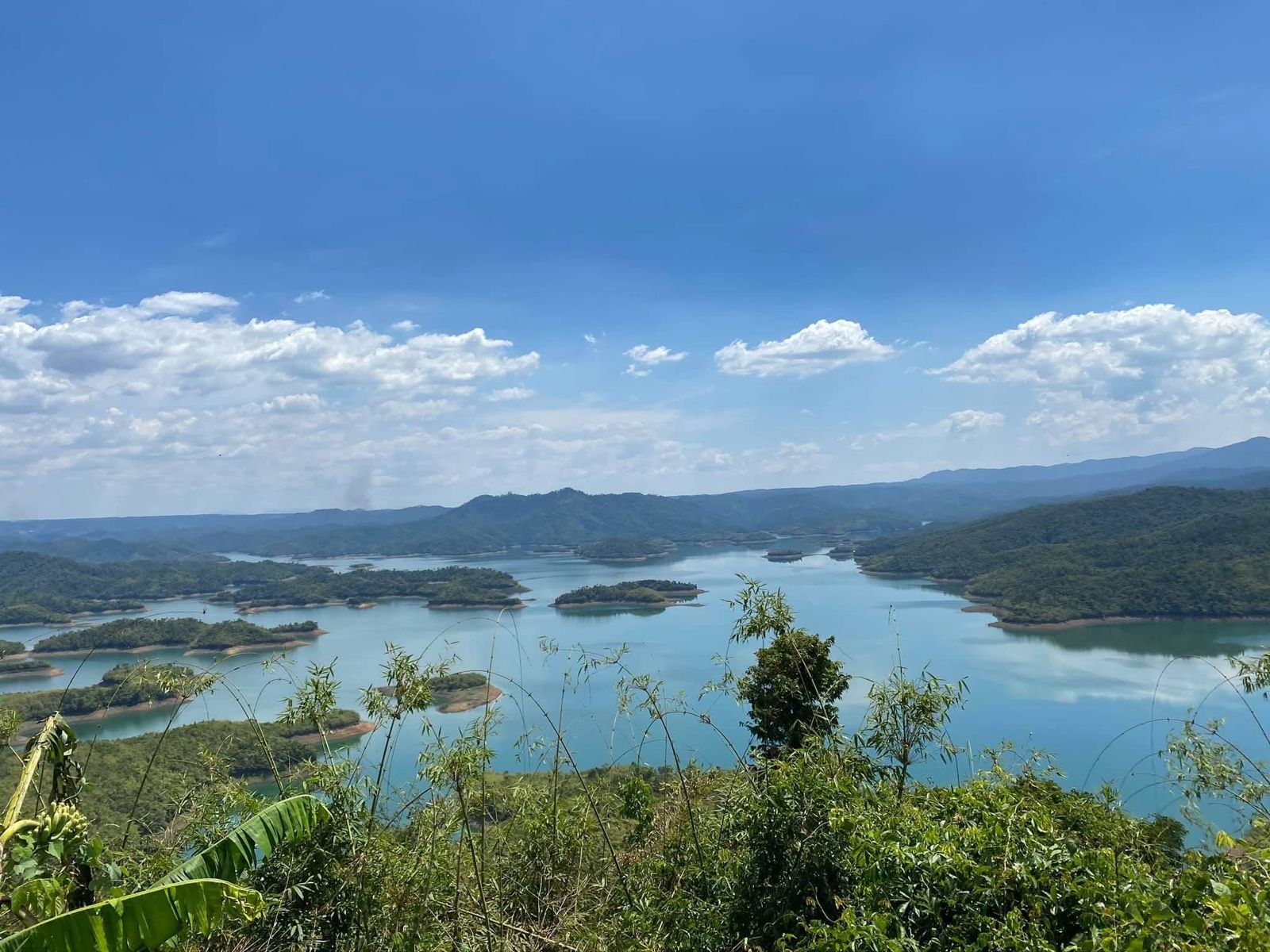 Không gian quanh hồ Tà Đùng