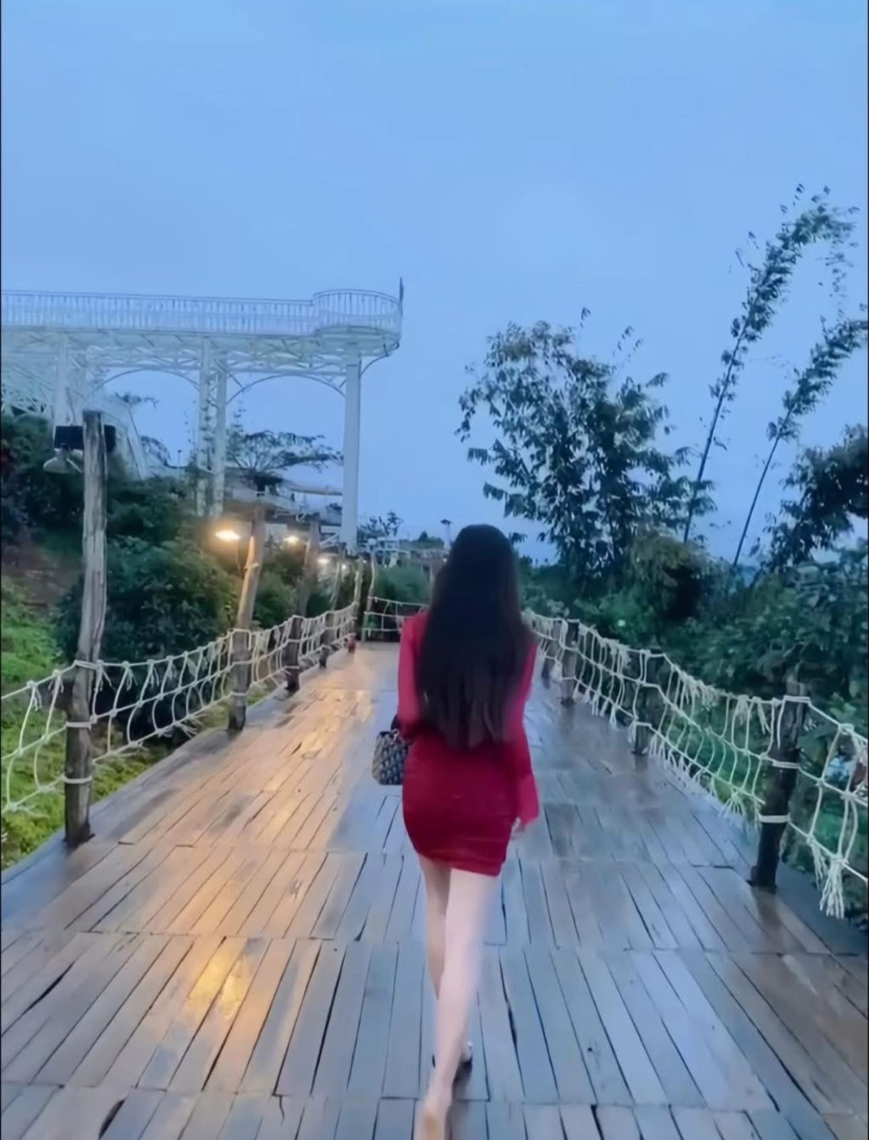 Đồi xanh quanh hồ Tà Đùng
