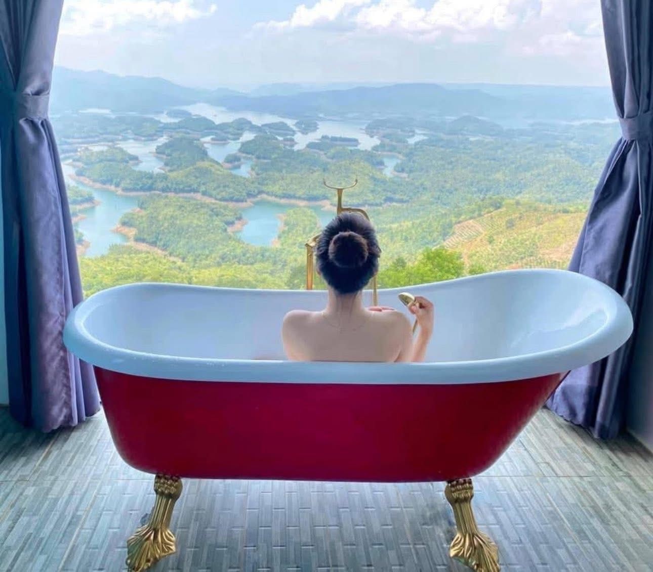 Chiều xuống trên hồ Tà Đùng